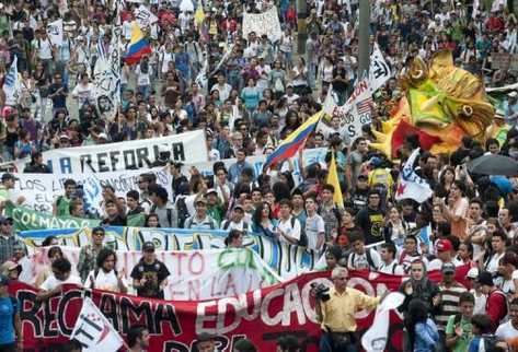 Estudiantes en la manifestación por el rechazo de reforma de la ley de educación superior marchan en Medellín, (AFP).