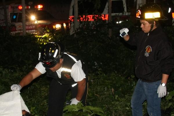 Bomberos voluntarios cubren el cuerpo de Ángel Beltrán Ortiz. (Foto Prensa Libre: Renato Melgar).<strong></strong>
