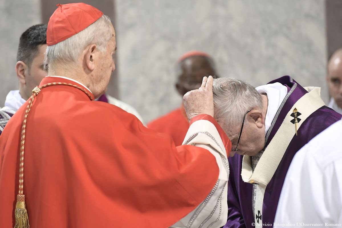 El cardenal Jozef Tomko (i) coloca la ceniza en la frente del Papa en el Miércoles de Ceniza. (AP).