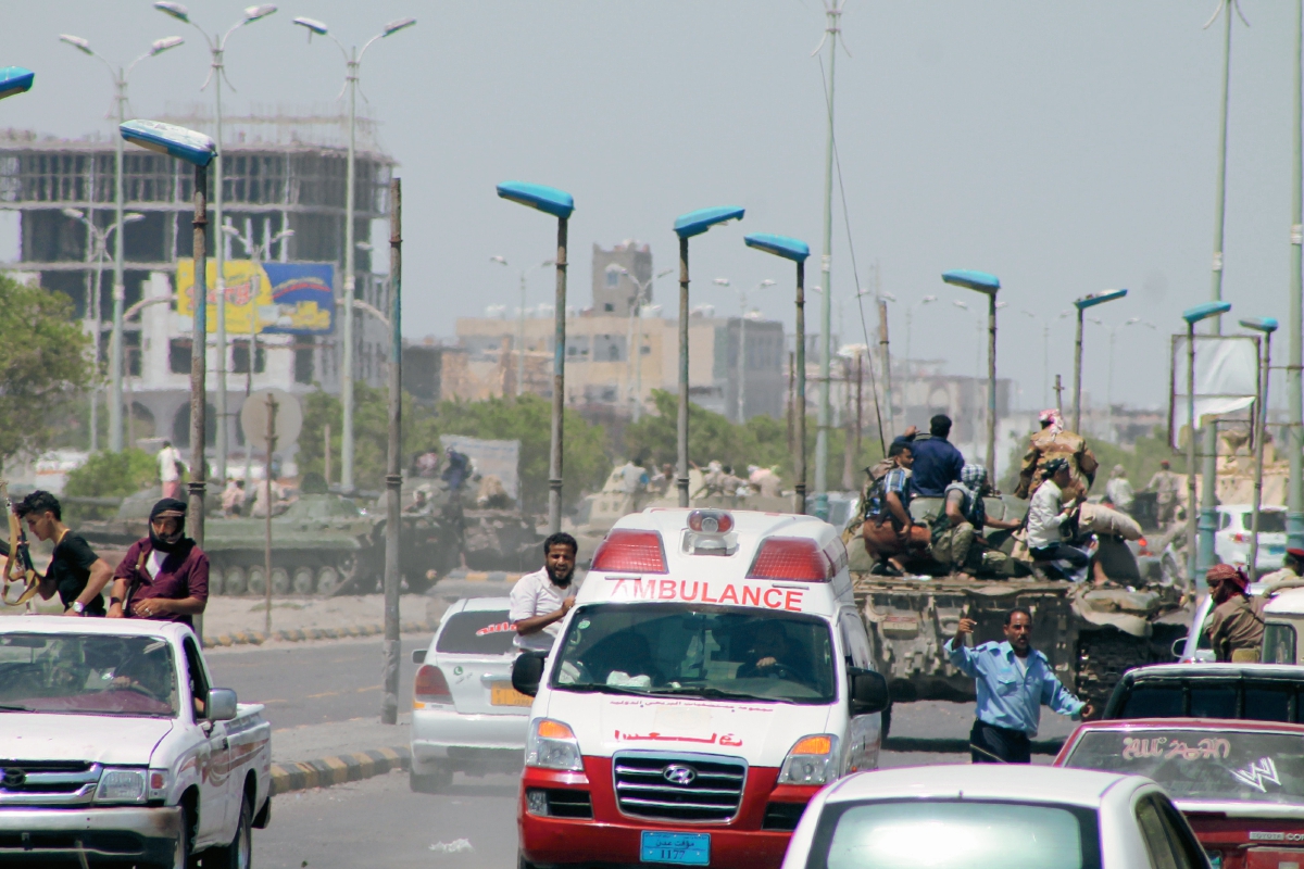 Un convoy de milicianos yemeníes circulan cerca del aeropuerto de Adén (Foto Prensa Libre:AFP )AFP