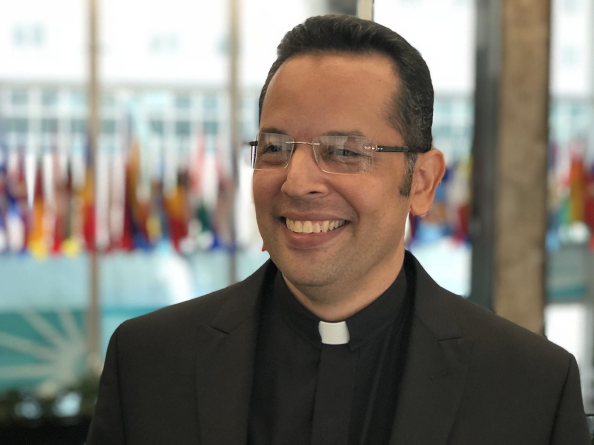 El sacerdote nicaragüense Raúl Zamora da declaraciones durante una entrevista en el Departamento de Estado en Washington, EE. UU. (EFE)