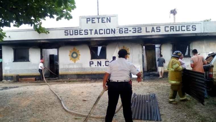 Bomberos Voluntarios controlan el incendio en la subestación policial de Las Cruces, Petén. (Foto Prensa Libre: Rigoberto Escobar)