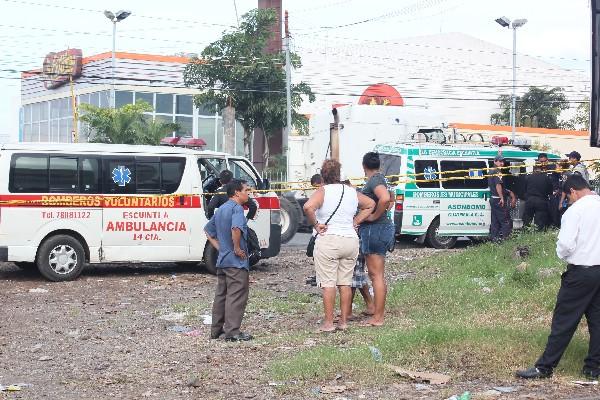 Autoridades, junto  a unidad municipal.