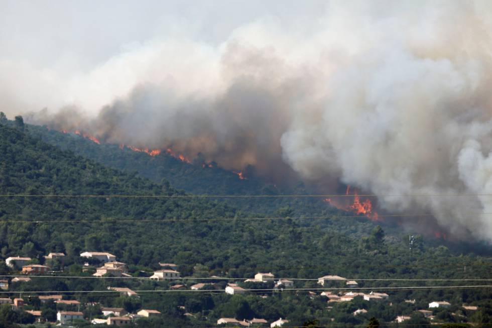 Evacúan a diez mil personas por incendio en Francia. (Foto Prensa Libre: AFP)