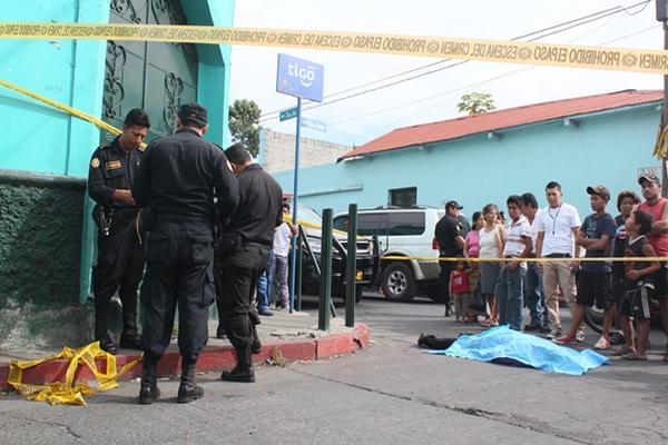 El cádaver fue indentificado por sus familiares. (Foto Prensa Libre: Melvin Sandoval)