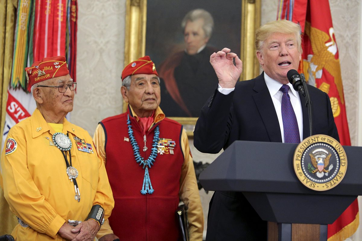 El presidente de Estados Unidos, Donald Trump, habla durante un evento en honor a los miembros de los locutores de claves nativos americanos, donde llamó "Pocahontas" a una senadora. (Foto Prensa Libre: EFE)