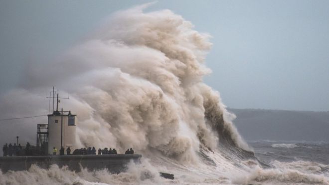 Las olas han castigado con severidad la costa de Gales con la llegada de la tormenta Brian. (Foto: Aaron Parsons Photography)