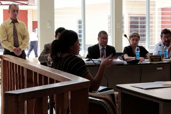 Elma Alvarado participó este martes, como testigo en el juicio por femicidio, contra dos hombres que asesinaron a una madre y su hija en Alta Verapaz. (Foto Prensa Libre: Carlos Grave) 