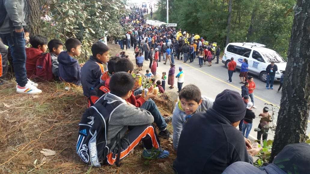 La población de Piedra María Tecún disfrutó la octava etapa. (Foto Prensa Libre: Norvin Mendoza).