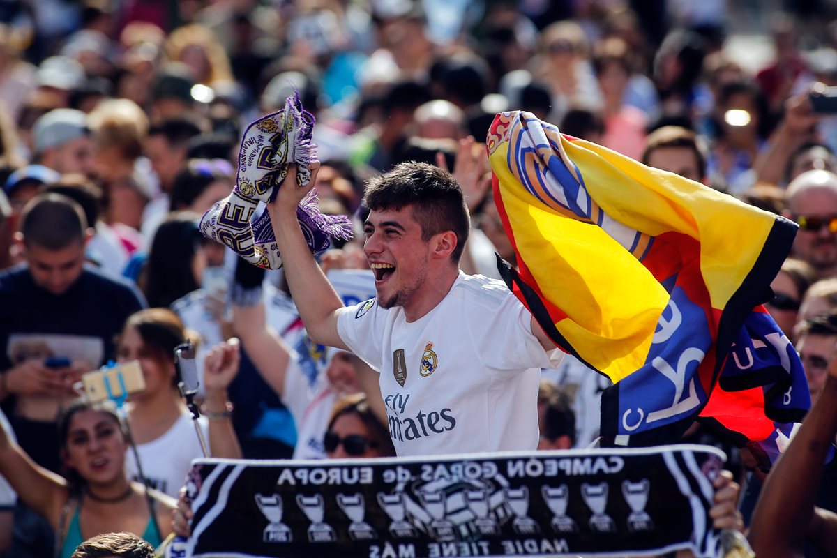 El Real Madrid celebró este domingo la duodécima Copa de Europa en una caravana hacia a la Plaza de Cibeles en la capital española. (Foto Prensa Libre: AFP).