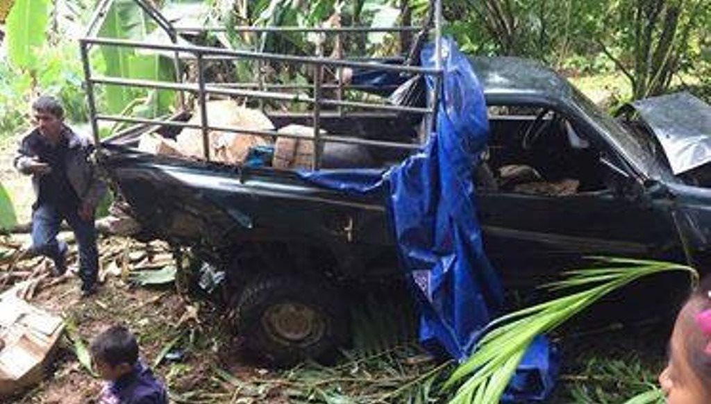 Picop accidentado en el que viajaban más de 15 personas, en Chisec, Alta Verapaz. (Foto Prensa Libre: Eduardo Sam Chun)