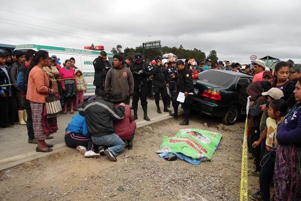 Familiares de Juan José Martín Mateo identifican su cadáver. (Foto Prensa Libre: Jorge Rosales)<strong></strong>