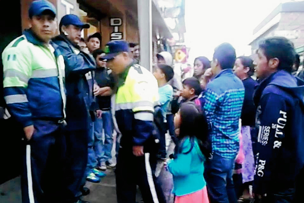 Un grupo de vendedores de la zona 3 de Quetzaltenango increpa a agentes de la PMTQ. (Foto Prensa Libre: Carlos Ventura)