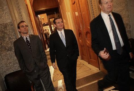 El senador Ted Cruz (centro), quien buscaba retrasar la votación, sale de la cámara del Senado estadounidense después de que el Senado aprobó el presupuesto. (Foto Prensa Libre: AFP)