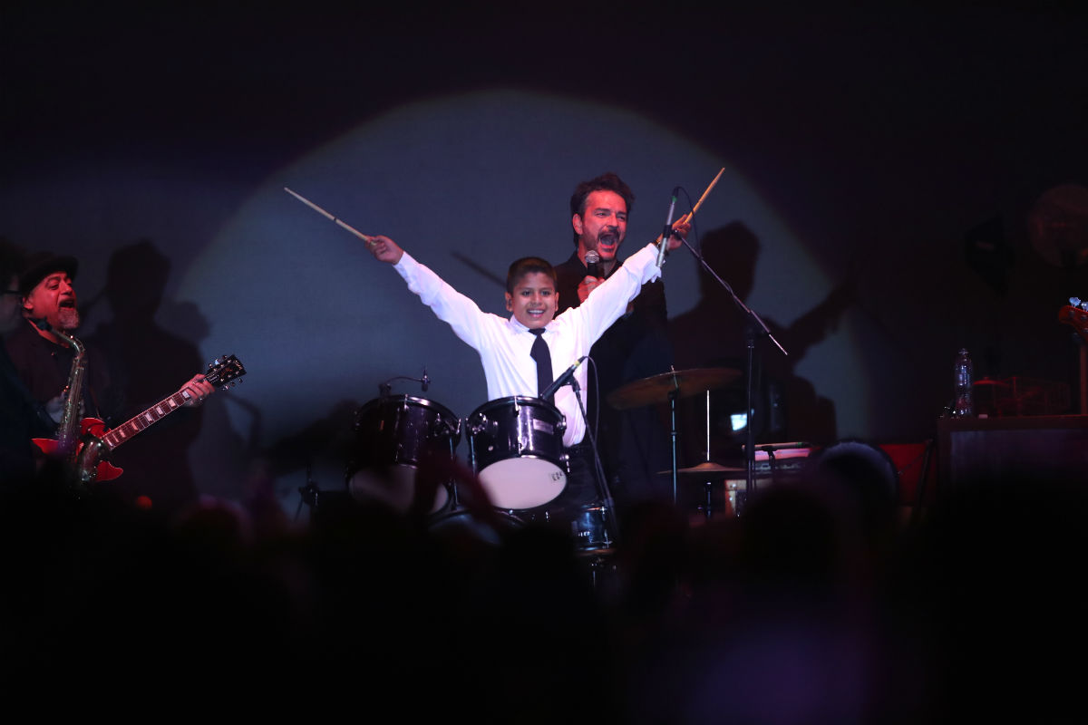 César Roberto Hernández Rosa es el niño baterista que cautivó a Ricardo Arjona durante su concierto. (Foto Prensa Libre: Keneth Cruz)