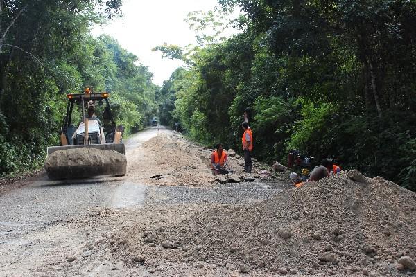 Trabajadores reparan  ruta, en Petén