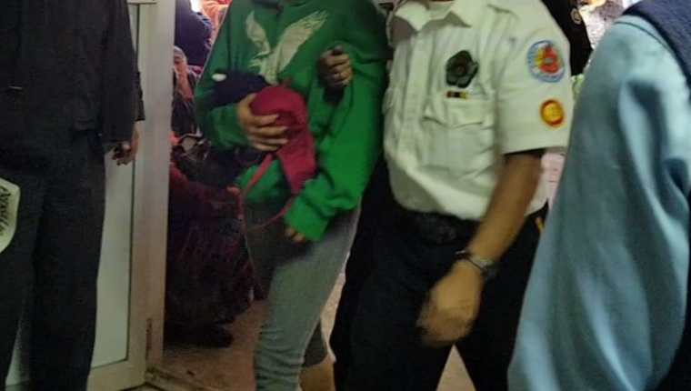 Los Bomberos Voluntarios llevaron a la mujer al Hospital Regional de Occidente, donde horas después la fémina escapo. (Foto Prensa Libre: Cortesía)