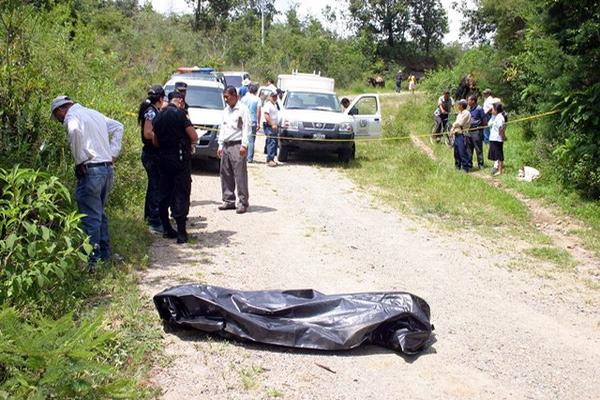 Autoridades observan el área en donde fue ultimado a balazos Gumersindo  de Jesús Navichoque Marroquín. (Foto Prensa Libre: Hugo Oliva)