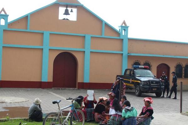 Fachada de la iglesia de San Andrés Xecul donde los delincuentes robaron varias imágenes de santos. (Foto Prensa Libre: Edgar Domínguez)