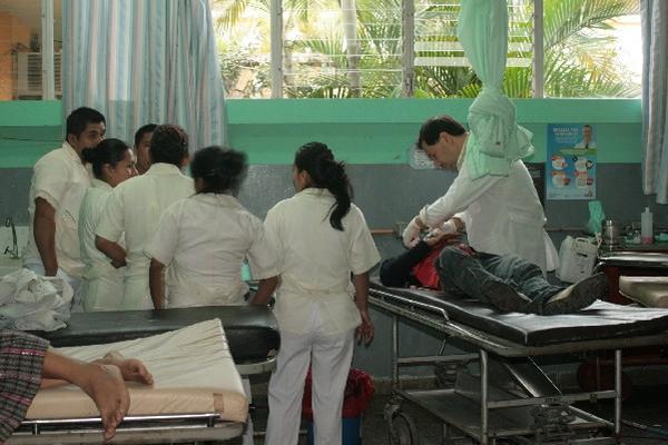 Médicos atienden  a Héctor González Choc.