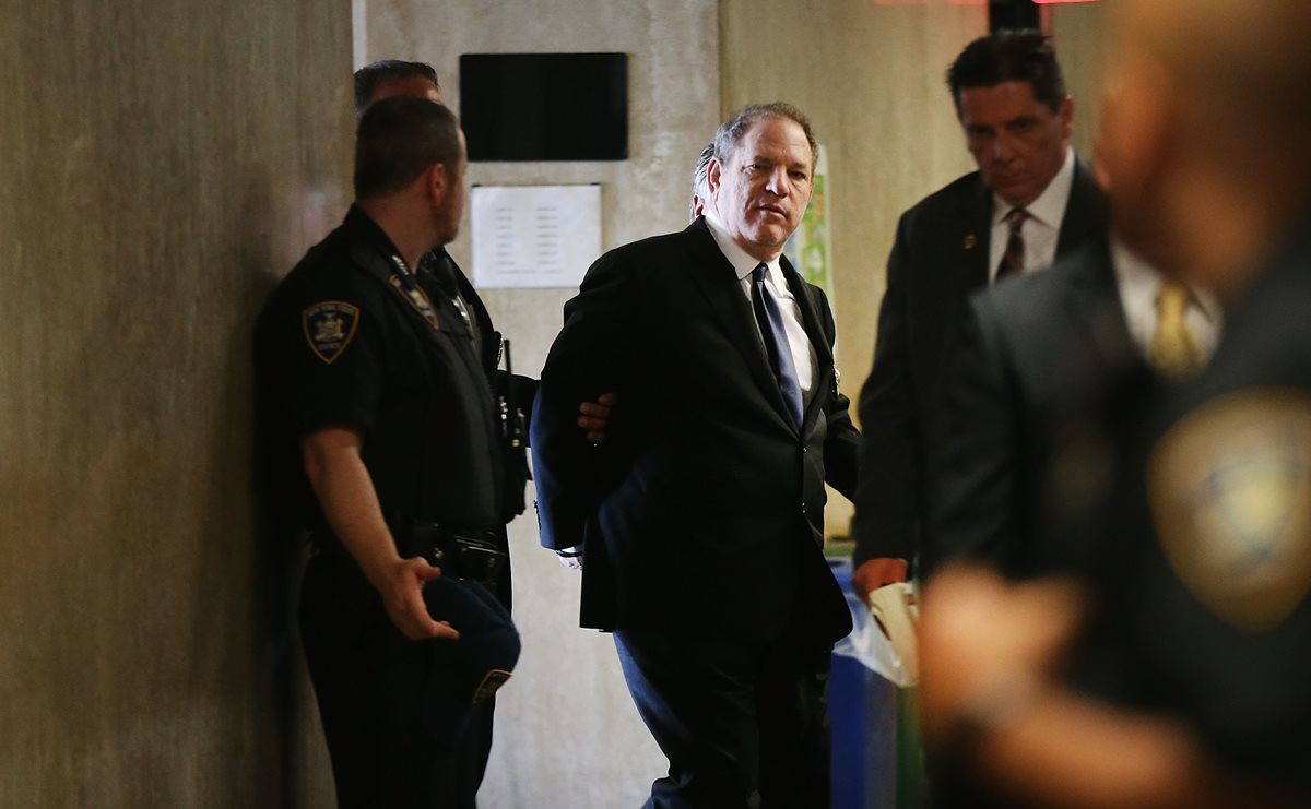 Weinstein se enfrenta a seis cargos de delitos sexuales que habría cometido en el 2004, 2006 y 2013 y podría recibir una sentencia de cadena perpetua. (Foto Prensa Libre: AFP)