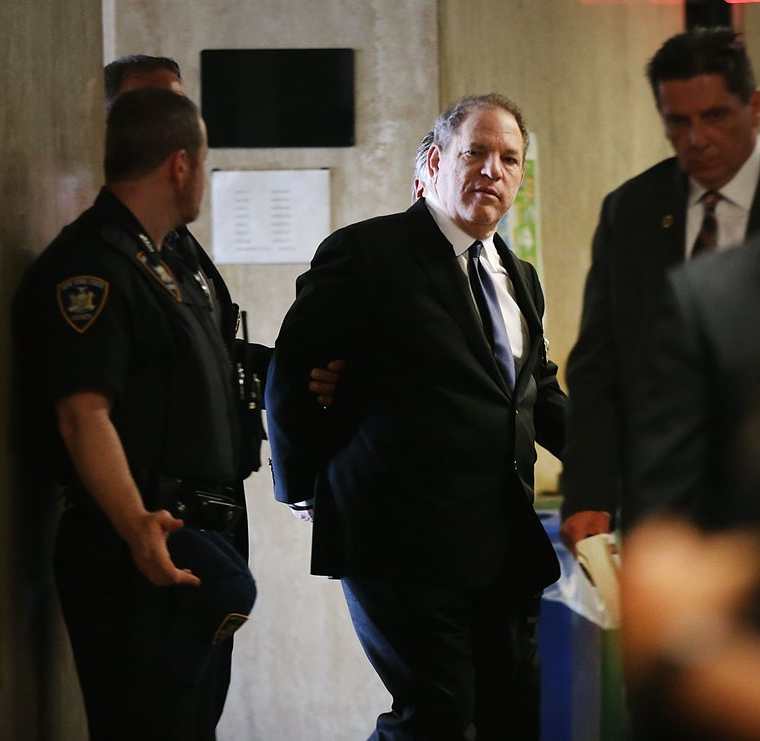 Weinstein se enfrenta a seis cargos de delitos sexuales que habría cometido en el 2004, 2006 y 2013 y podría recibir una sentencia de cadena perpetua. (Foto Prensa Libre: AFP)