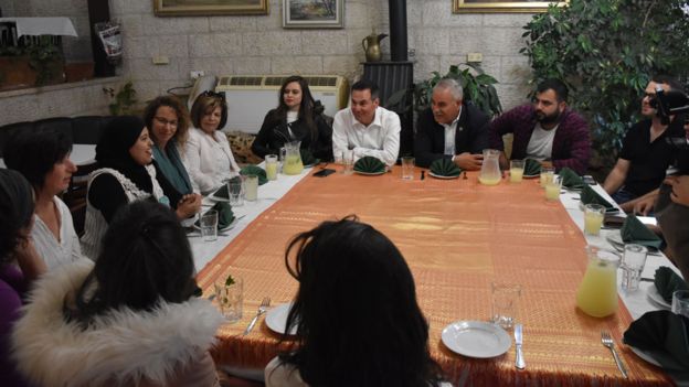 En su restaurante se reúnen israelíes y palestinos, e incluso ha sido sede de diálogos de paz informales.
