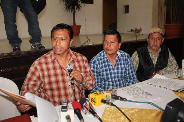 Cándido López, alcalde de  Barillas, y    dos líderes comunitarios,  durante    conferencia de prensa.