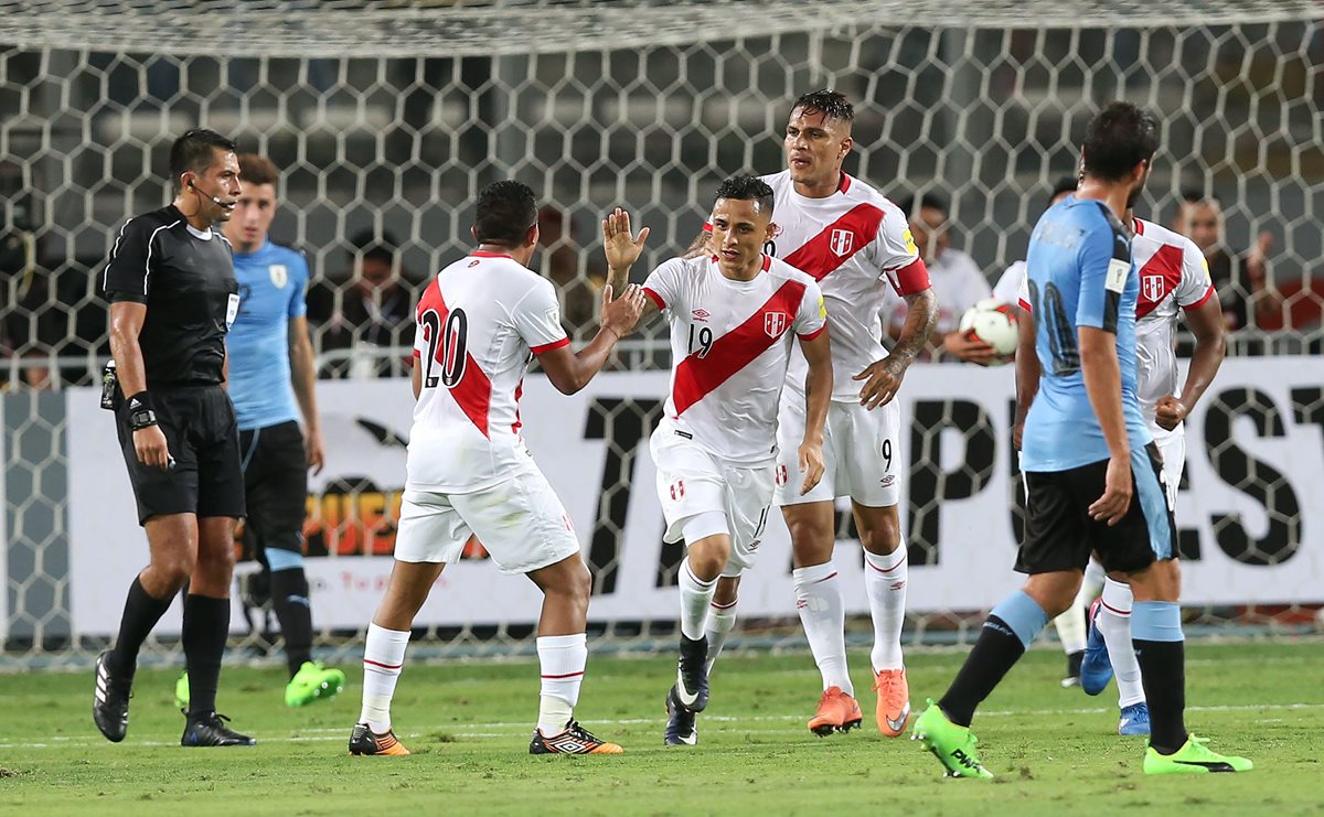 Así festejaron los jugadores peruanos frente a Uruguay. (Foto Prensa Libre: EFE)