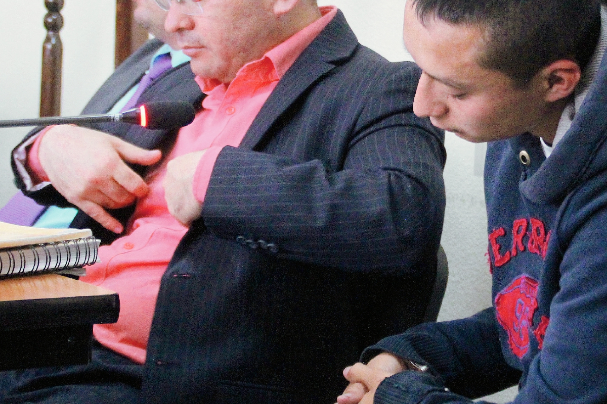 José Luis  Galicia Díaz -derecha-, es  enviado a prisión preventiva por  portación ilegal de armas, en San Pedro Necta, Huehuetenango. (Foto Prensa Libre: Mike Castillo)