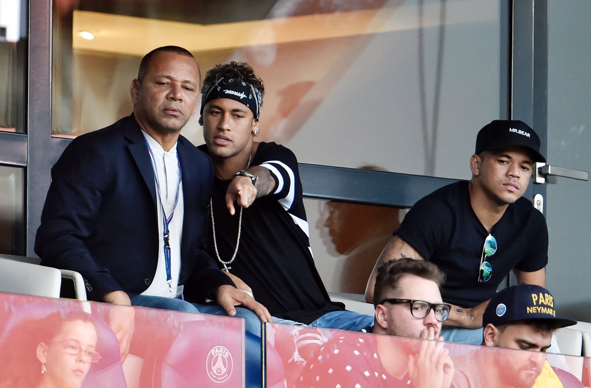 Neymar, junto a su padre, no terminó en buenas condiciones con el Barcelona. (Foto Prensa Libre: AFP)