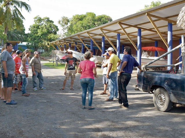Vecinos se reúnen para dialogar respecto de la supuesta venta de los terrenos que habitan desde hace varias generaciones, en la aldea Buena Vista, Iztapa, Escuintla.