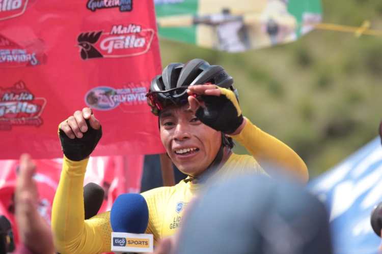 Alfredo Ajpacajá llora de emoción al final de la etapa. (Foto Prensa Libre: Norvin Mendoza).