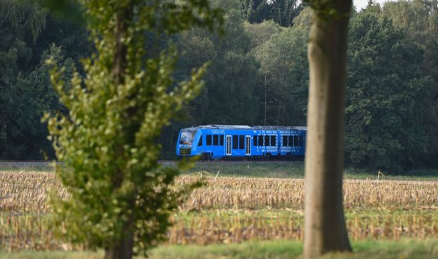 Desde el exterior, el tren de hidrógeno que entró en operación en el norte de Alemania no tiene diferencia alguna con un tren de diésel (Foto Prensa Libre: GETTY IMAGES).