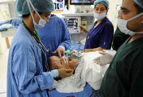 Médicos indios preparan a la pequeña Roona Begum para la operación, este miércoles en un hospital de Nueva Delhi. (Foto Prensa Libre: AFP)