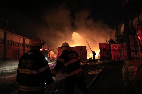 <span class="hps">Bomberos</span> <span class="hps">israelíes</span> <span class="hps">tratan de</span> <span class="hps">extinguir</span> <span class="hps">el fuego en una fábrica</span><span class="hps"></span> <span class="hps">alcanzada por un cohete</span> <span class="hps">disparado por</span> <span class="hps">milicianos palestinos</span> <span class="hps">desde</span><span class="hps"> Gaza.(Foto Prensa Libre/AP)</span><span></span>