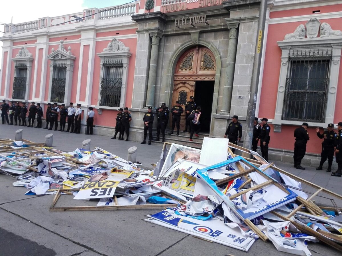 La propaganda retirada y destruída por los sancarlistas, frente al TSE. (Foto Prensa Libre: Cortesía Alberto Cardona)
