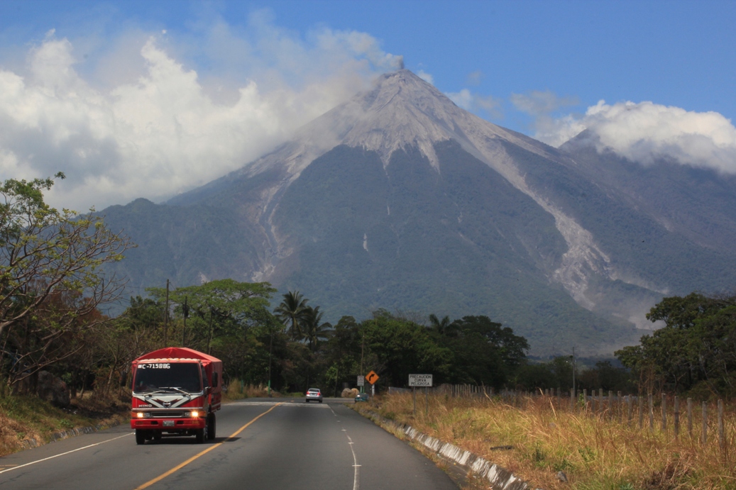 Vista del Volcán de Fuego desde Escuintla. (Foto HemerotecaPL)