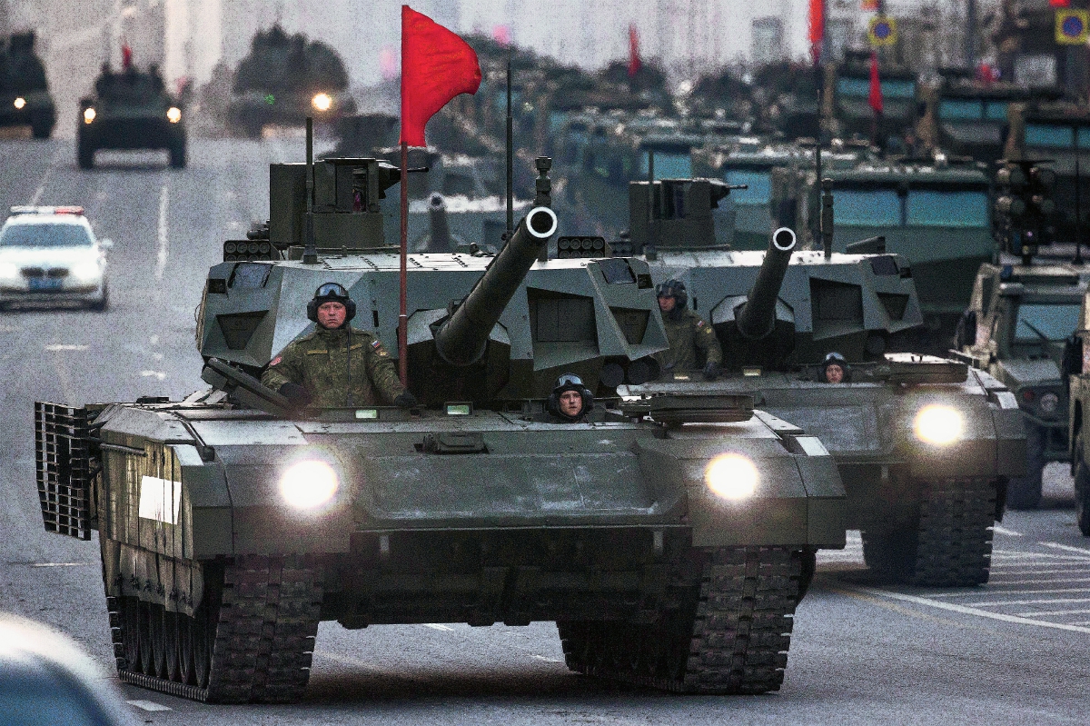 Nuevos tanques T-14 de la armata rusason exhibidos en la Plaza Roja durante un ensayo en Moscú, Rusia. (Foto Prensa Libre:AP