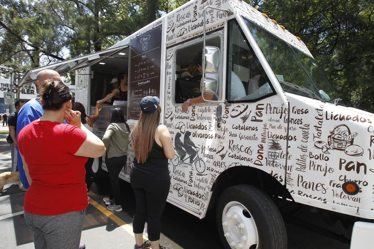 Panadería Berna ofrece desde este domingo su nuevo servicio de “food truck” en Avenida de Las Américas. (Foto, Prensa Libre: Paulo Raquec)