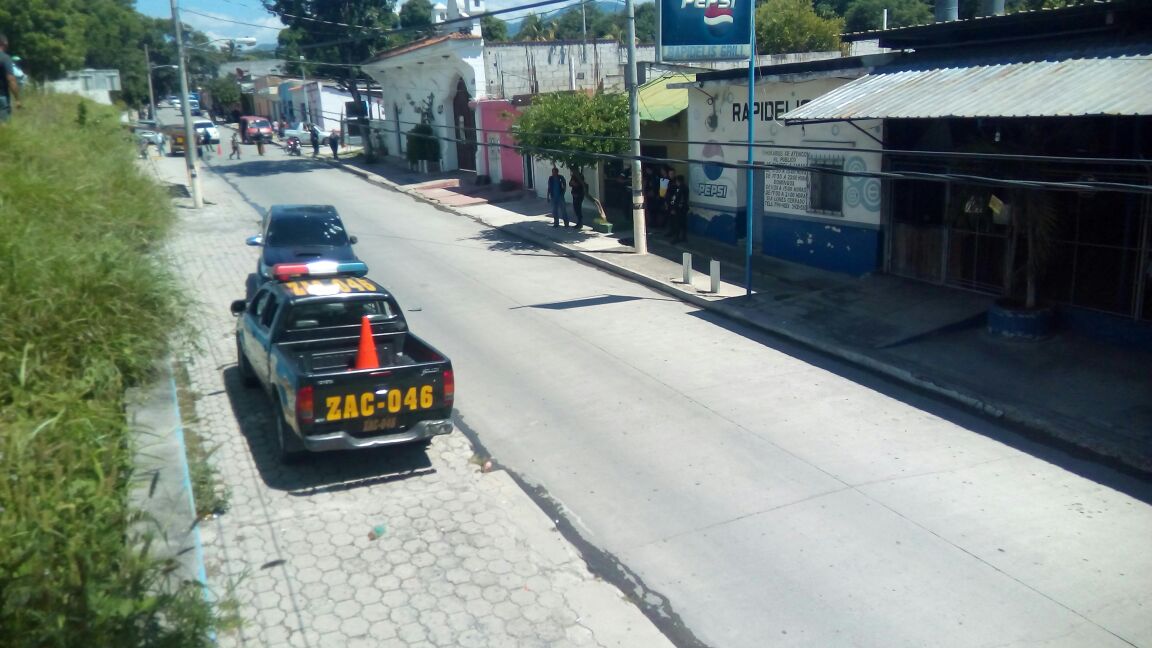 La Policía Nacional Civil cerró la calle donde fue atacado el empresario colombiano. (Foto Prensa Libre: Mario Morales)