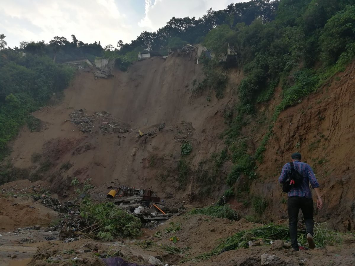 Cinco casas quedaron soterradas en Chinautla, según informaron los Bomberos Voluntarios. (Foto Prensa Libre: Óscar Rivas)