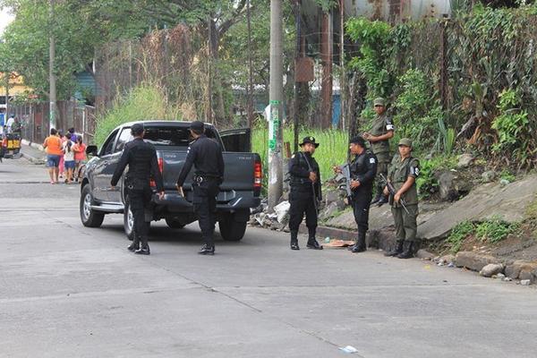 Autoridades vigilan una de las calles de la zona 1 de Escuintla, donde se realizan allanamientos. (Foto Prensa Libre: Enrique Paredes) <br _mce_bogus="1"/>
