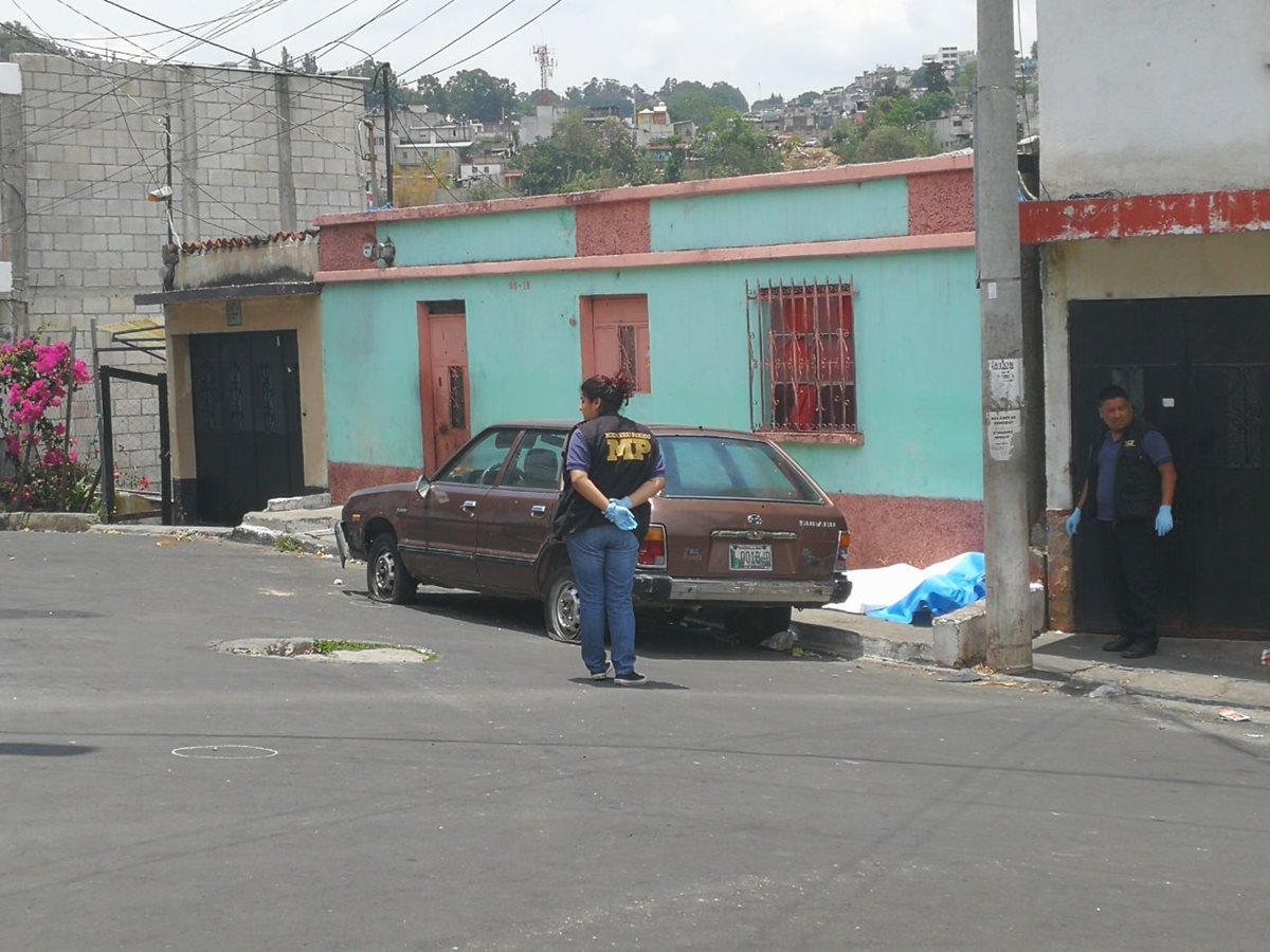 Un joven fue asesinado en la colonia Guajitos, zona 21. Foto Prensa Libre: Estuardo Paredes.