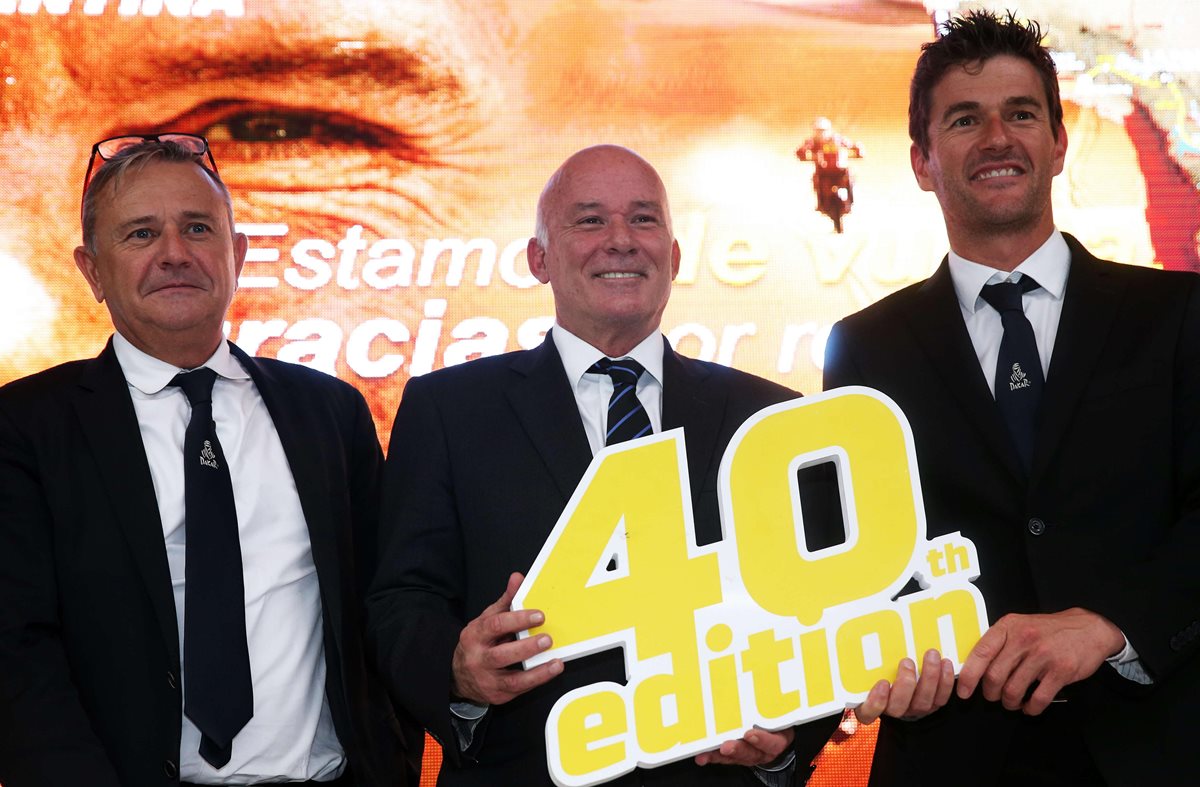 El ministro de Comercio Exterior y Turismo del Perú, Eduardo Ferreyros (c), posa junto al director del Rally, Etienne Lavigne (i), y el director deportivo de la carrera, Marc Coma (d). (Foto Prensa Libre: EFE)