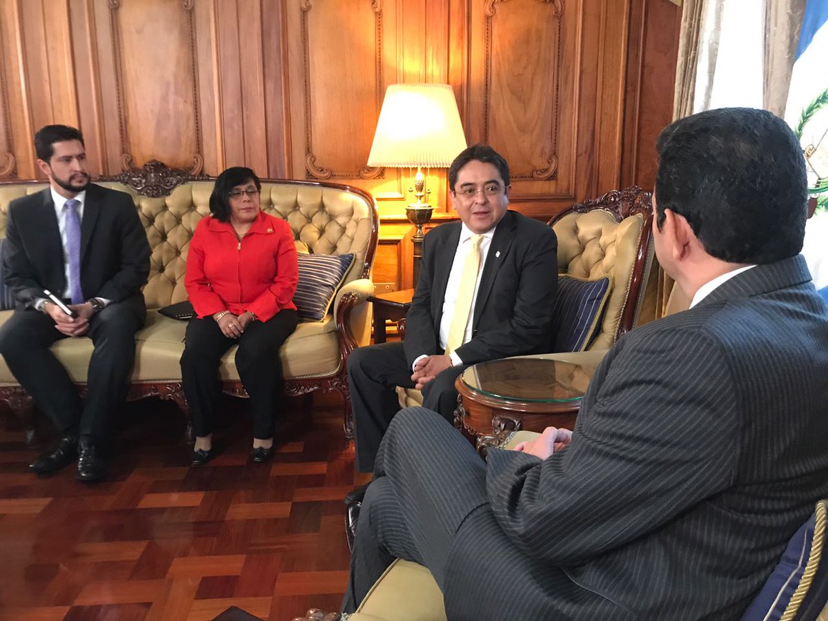 El procurador de los Derechos Humanos, Jordán Rodas, visitó al presidente, Jimmy Morales. (Foto Prensa Libre: Presidencia)