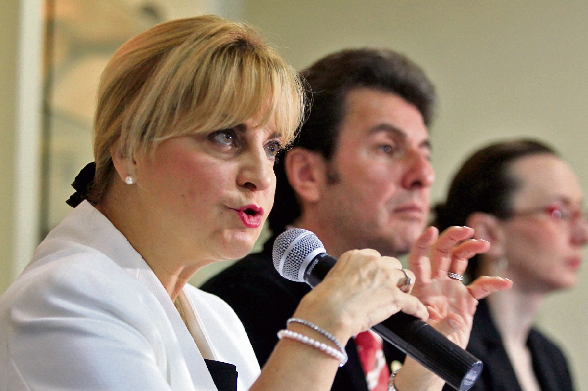 Stella Zervoudaki, embajadora de la UE en Guatemala, habla durante el acto, acompañada del ministro de Economía, Jorge Méndez, y Ekaterina Parrilla, directora de la Segeplán. (Foto Prensa Libre: Edwin Bercián)