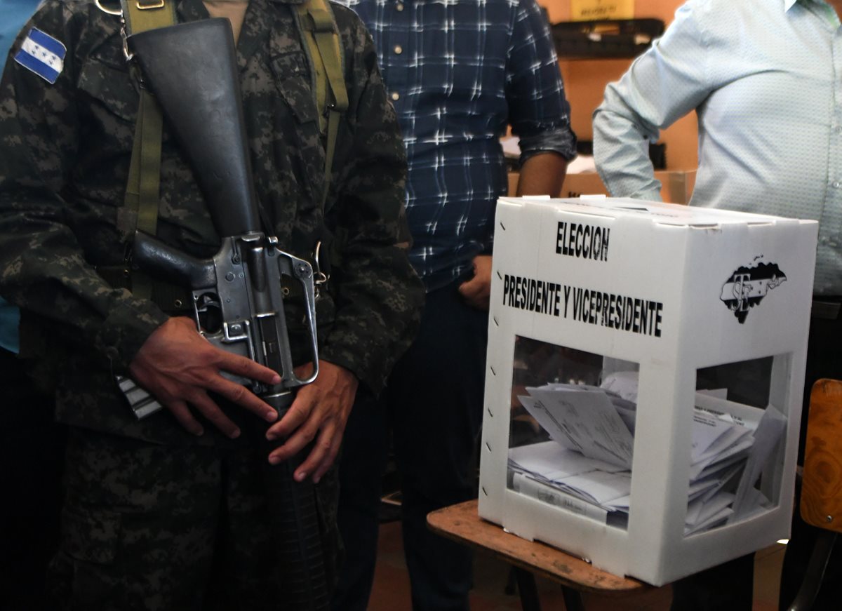 Un soldado custodia una urna electoral durante los comicios de hoy. (Foto: AFP)