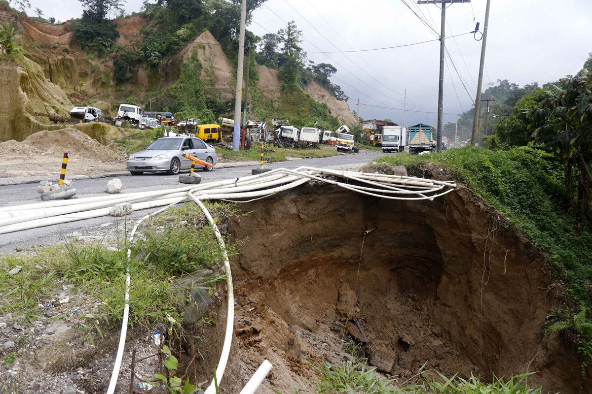 En varios trayectos de las carreteras Cito Zarco hay complicaciones debido al deterioro del asfalto. (Foto Prensa Libre: Rolando Miranda)