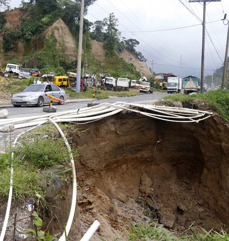En varios trayectos de las carreteras Cito Zarco hay complicaciones debido al deterioro del asfalto. (Foto Prensa Libre: Rolando Miranda)